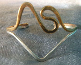 Bi-metal wave bracelet